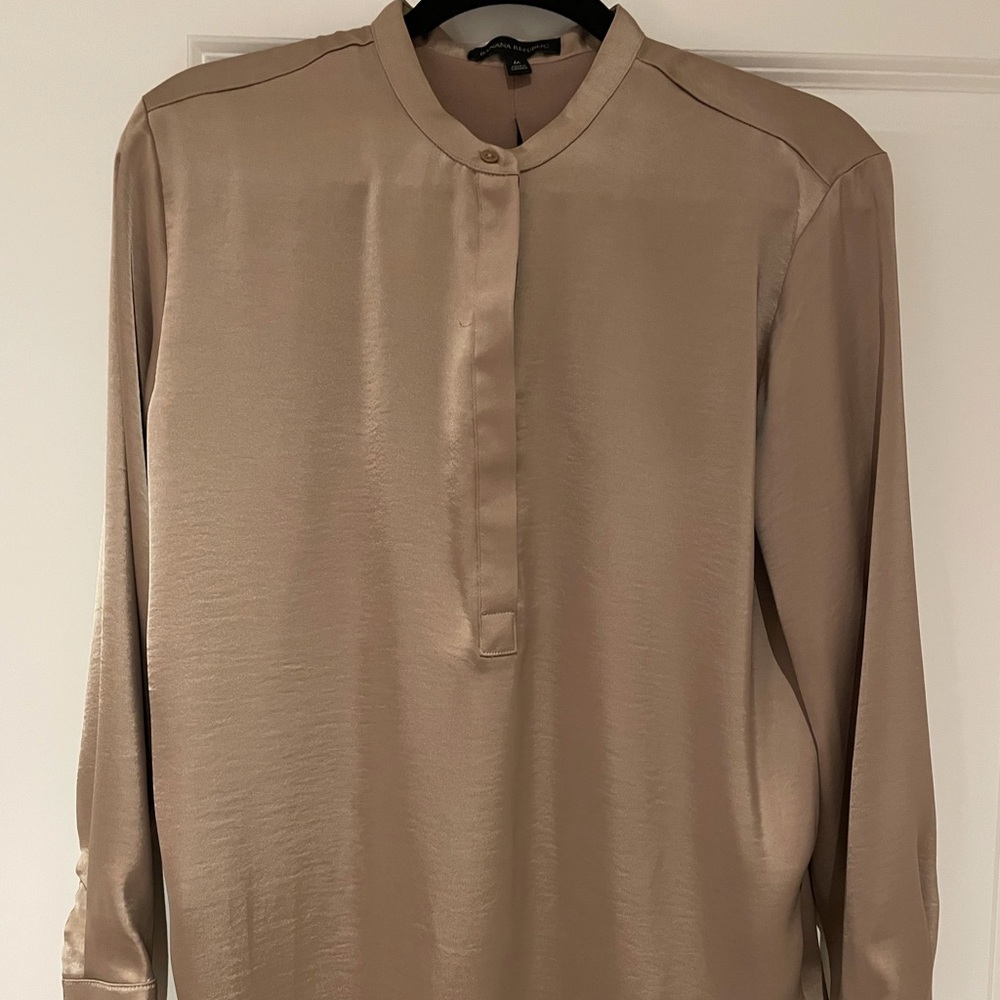 Banana Republic women blouse/tunic, long sleeve, round neck. 5 buttons opening
